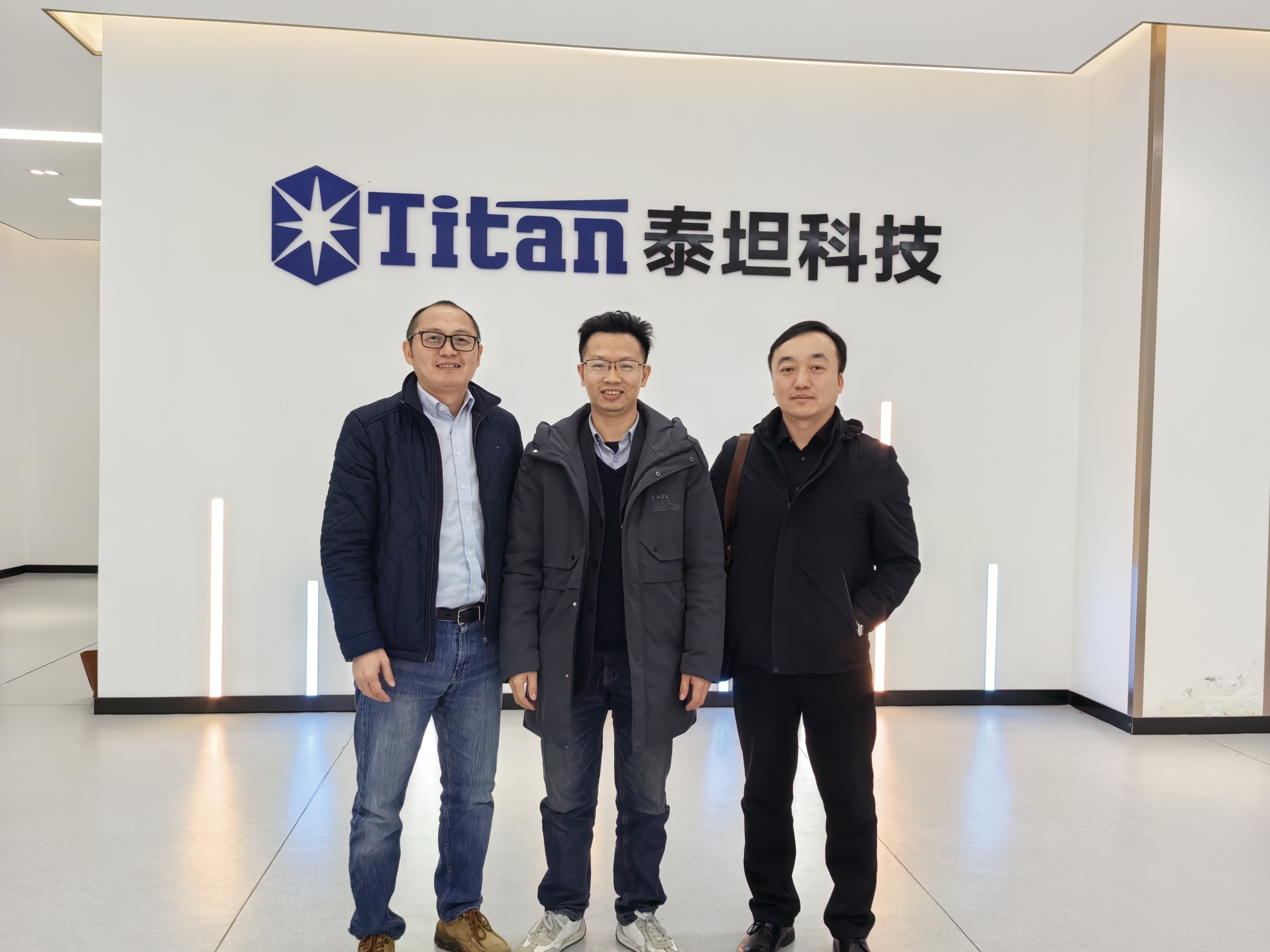 数芯科技赴泰坦科技参观学习 共探AI与科学服务融合新路径